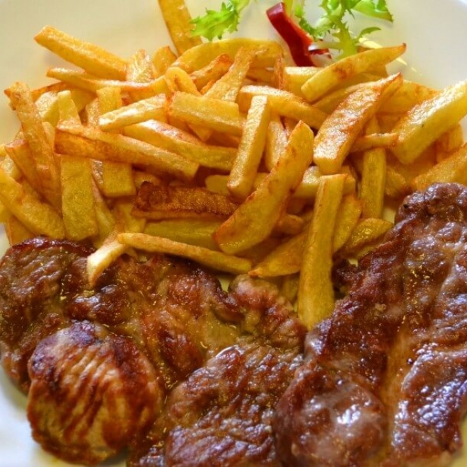  MUSCHI FILE DE PORC LA GRATAR CU CARTOFI PRAJITI (350g)